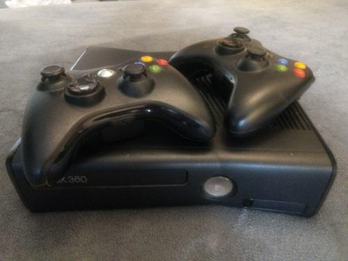 Xbox 360 + 2 Controles Inalambricos + 18 Juegos