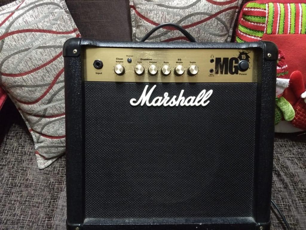 Guitarra eléctrica, pedal de efectos, amplificador Marshall