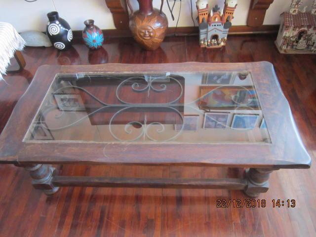 mesa de centro en madera tornillo y fierro y vidrio en la