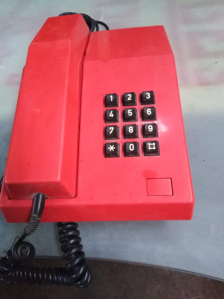 Antiguo Teléfono Rojo