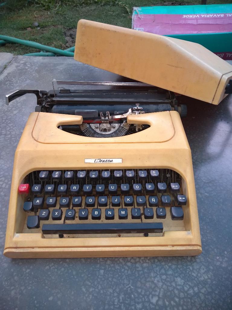 Vendo Maquina de Escribir Antigua