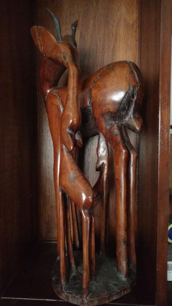 Escultura de Siervos en Madera
