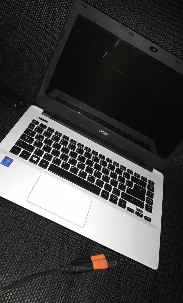 Acer I3 con Detalle en Teclado Y Pantall