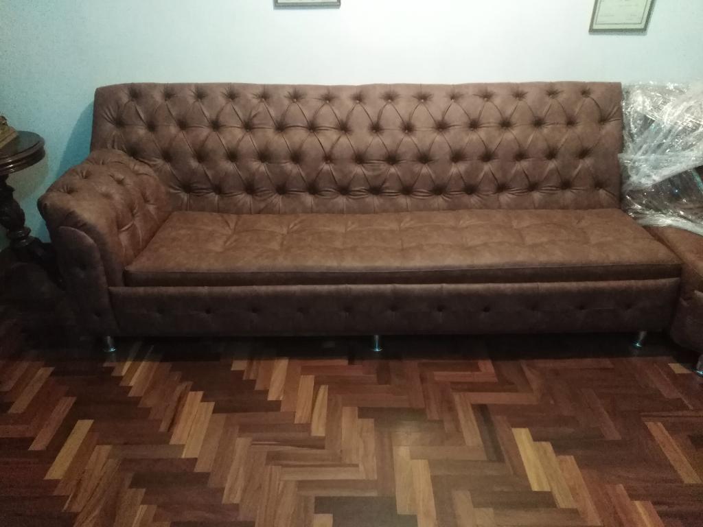 Sofa Capitoneado Cuero