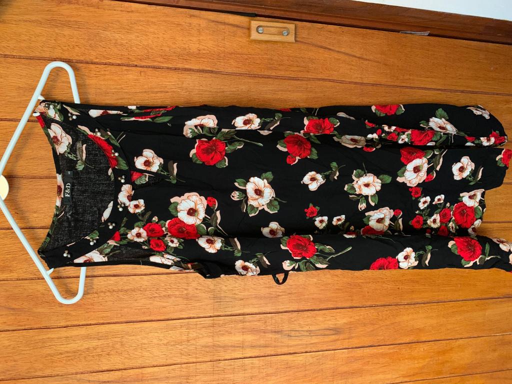 Vestido negro con flores