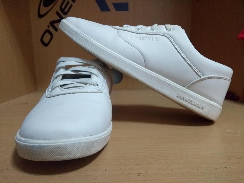 Zapatillas de color blanco marca dunkelvolk