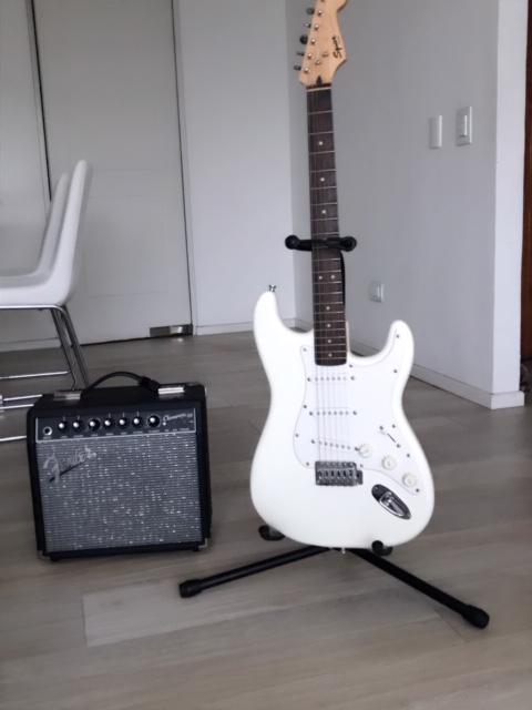 Guitarra Eléctrica Squire y Amplificador Fender