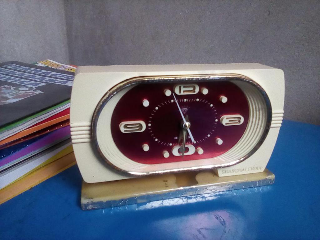 Reloj despertador antiguo funcionando