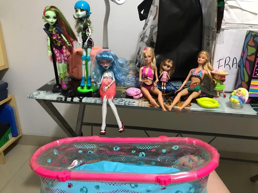 Barbies con Picina Y Monster High