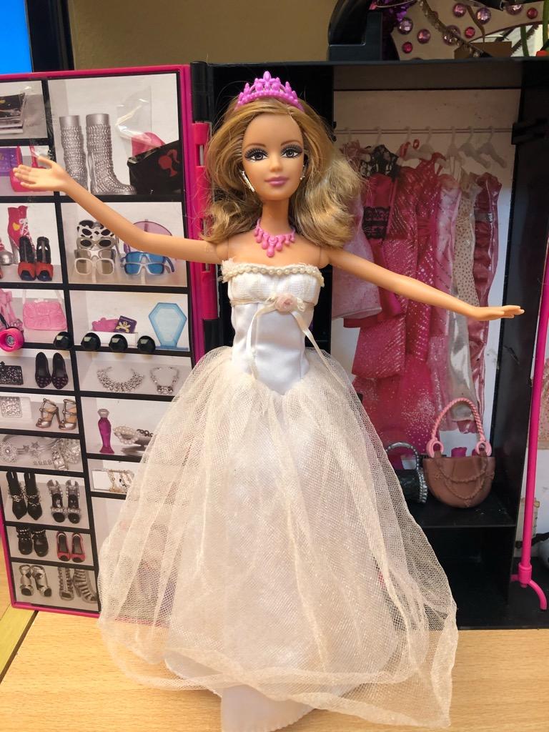 Barbie con vestido blanco