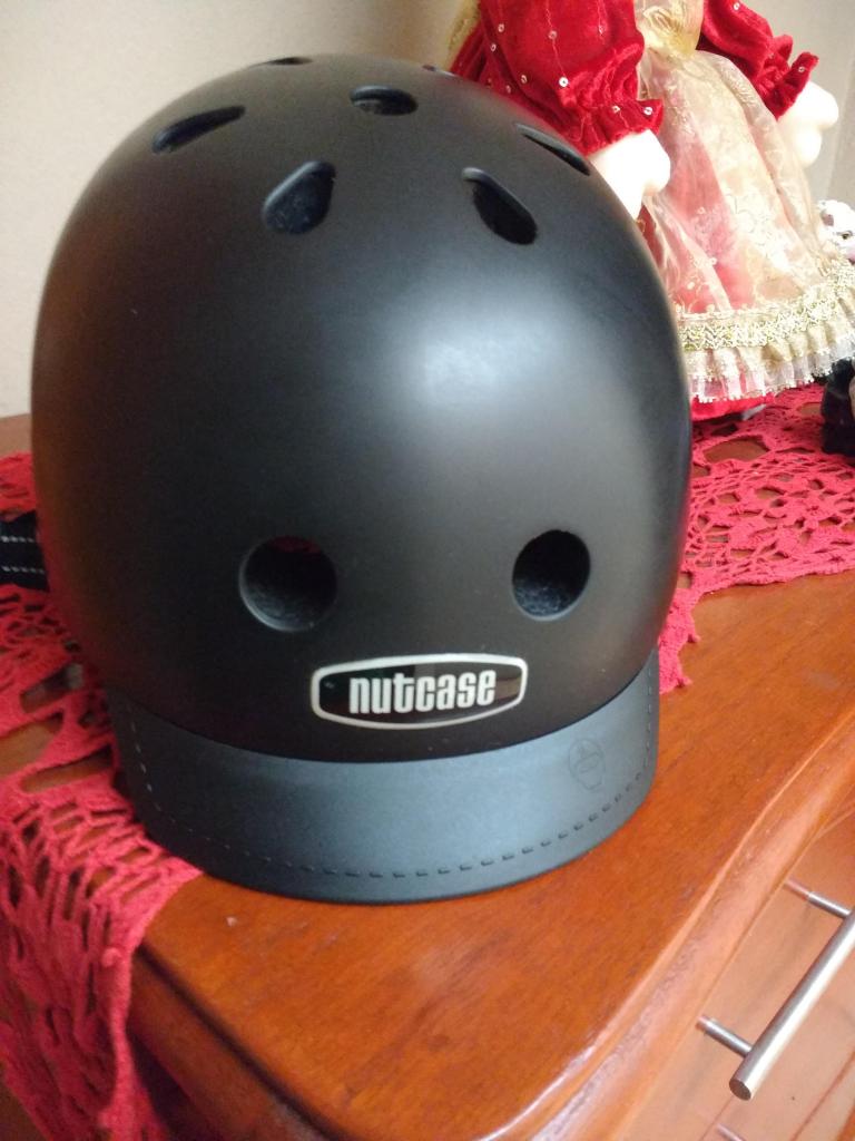 Casco nutcase blackish casi nuevo