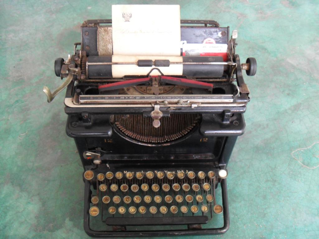 Antigua máquina de escribir remington
