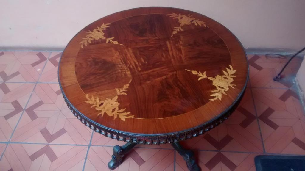 UNA MESA DE CENTRO CANZIANI