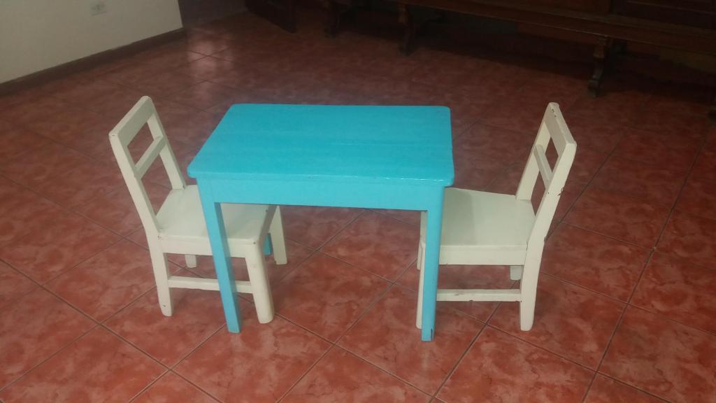 Vendo mesa para niño con sus dos sillitas