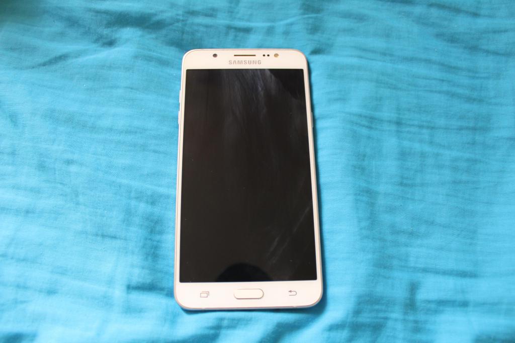 Samsung Galaxy J blanco