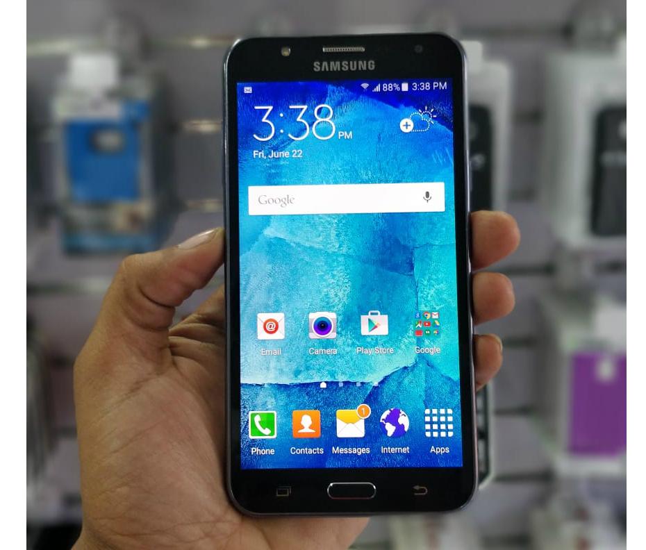 Vendo Samsung Galaxy J7 Duos ,Libre 4G LTE,Camara Nitida