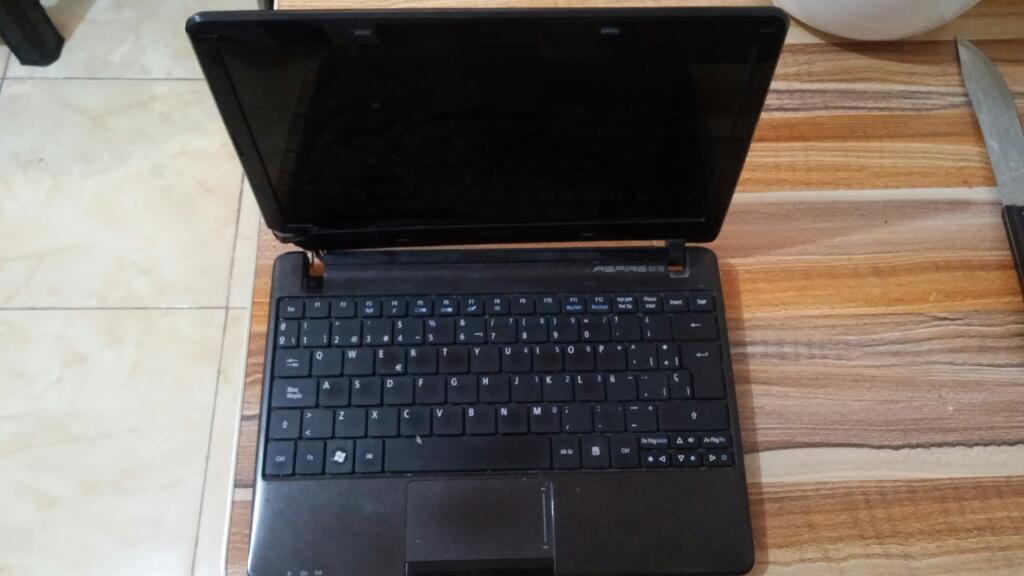 Laptop Acer Aspire One 722 con Detalle