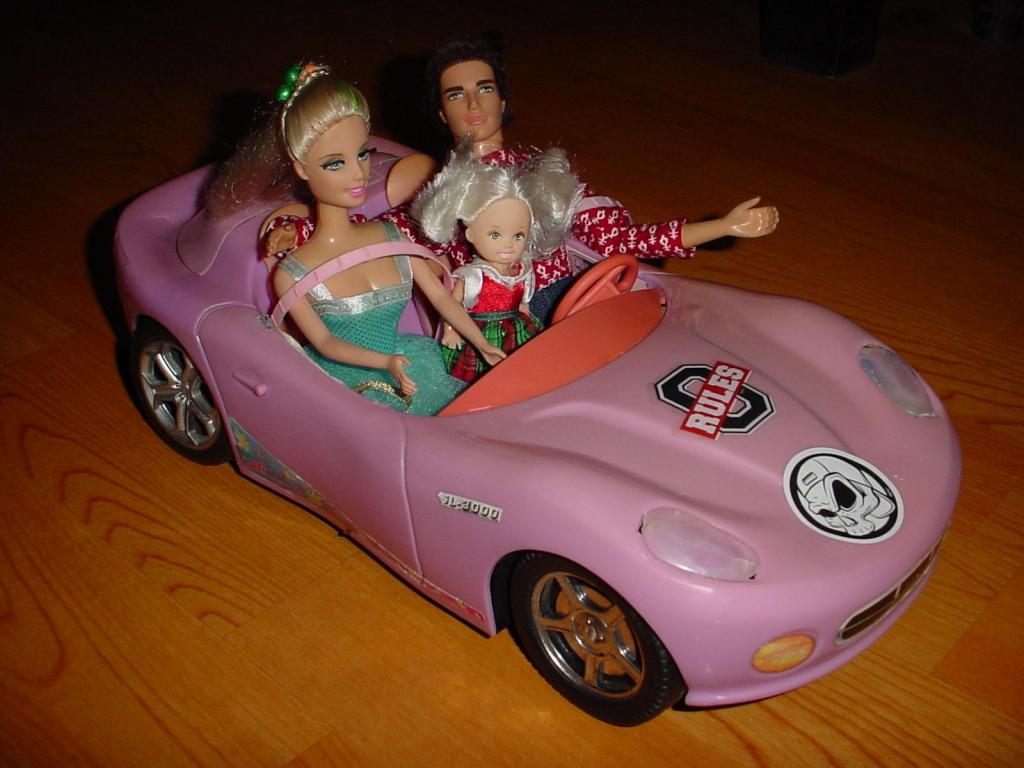 Barbie y ken y su auto con su hijita