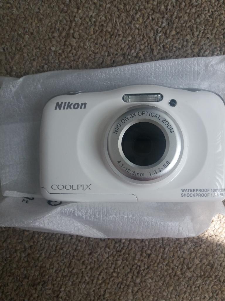 Camara Nikon S33 Coolpix.