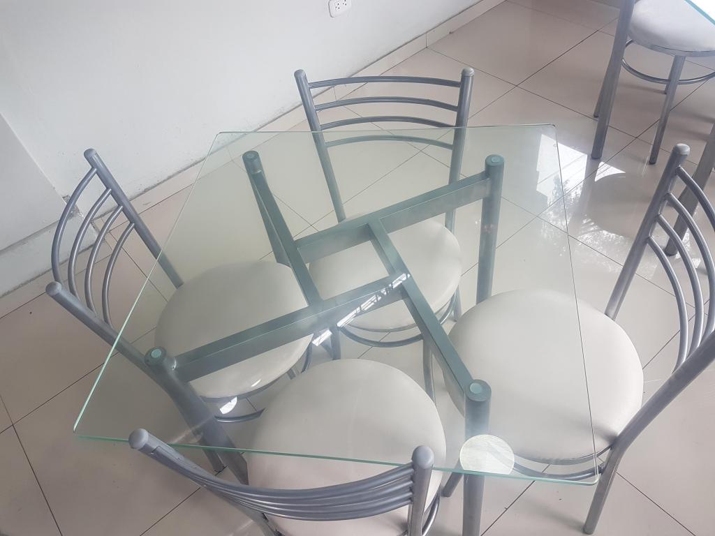 Mesa de vidrio con sillas de cuaro