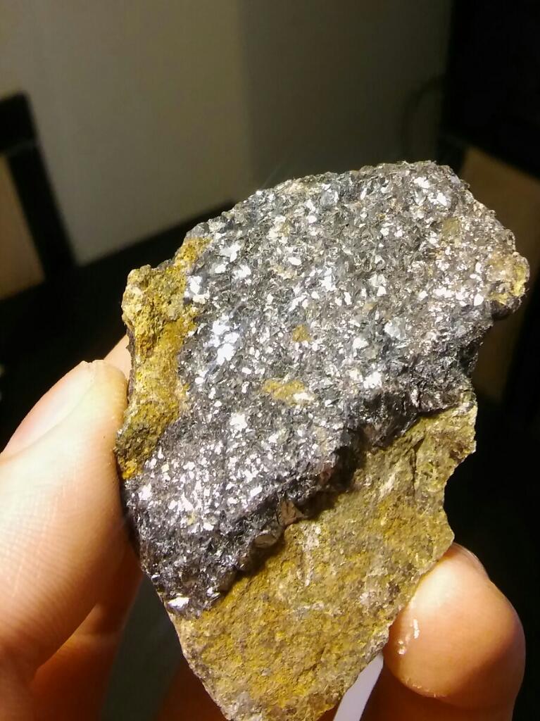 Minerales Oscuros Incrustados
