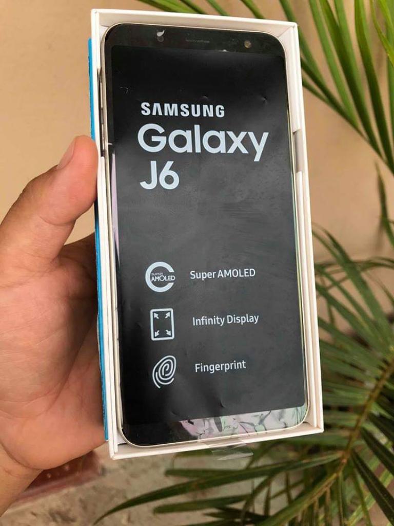 Samsung J Dorado en Caja Semi Nuev