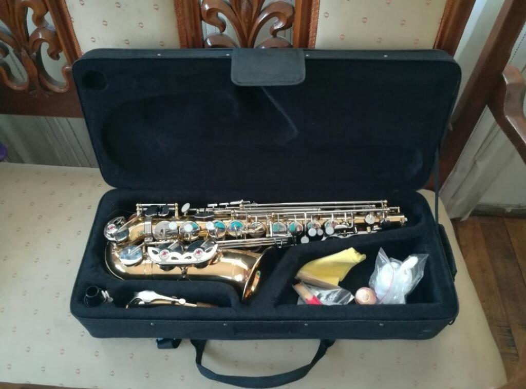 Saxofón con Accesorios