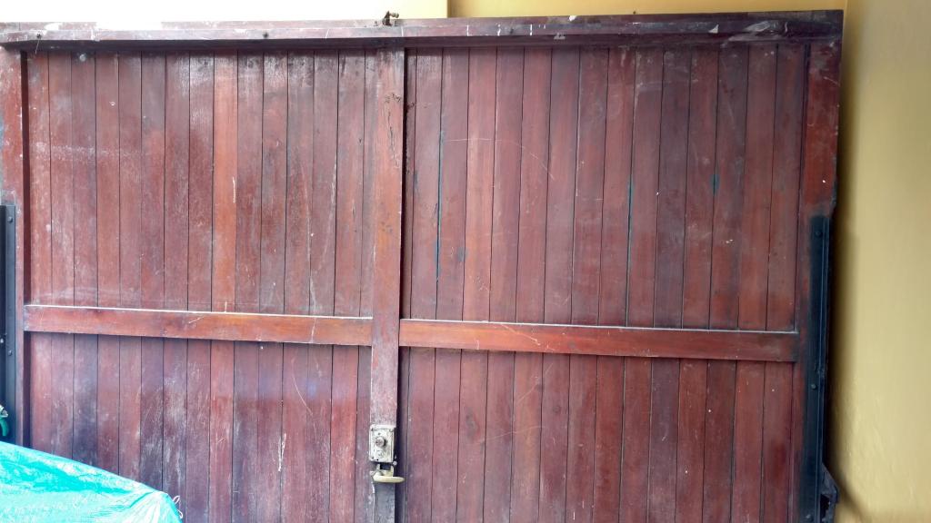 Puerta de garaje de cedro con motpr