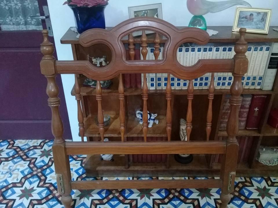 cama antigua tallada modelo inglés hecha de pino buen