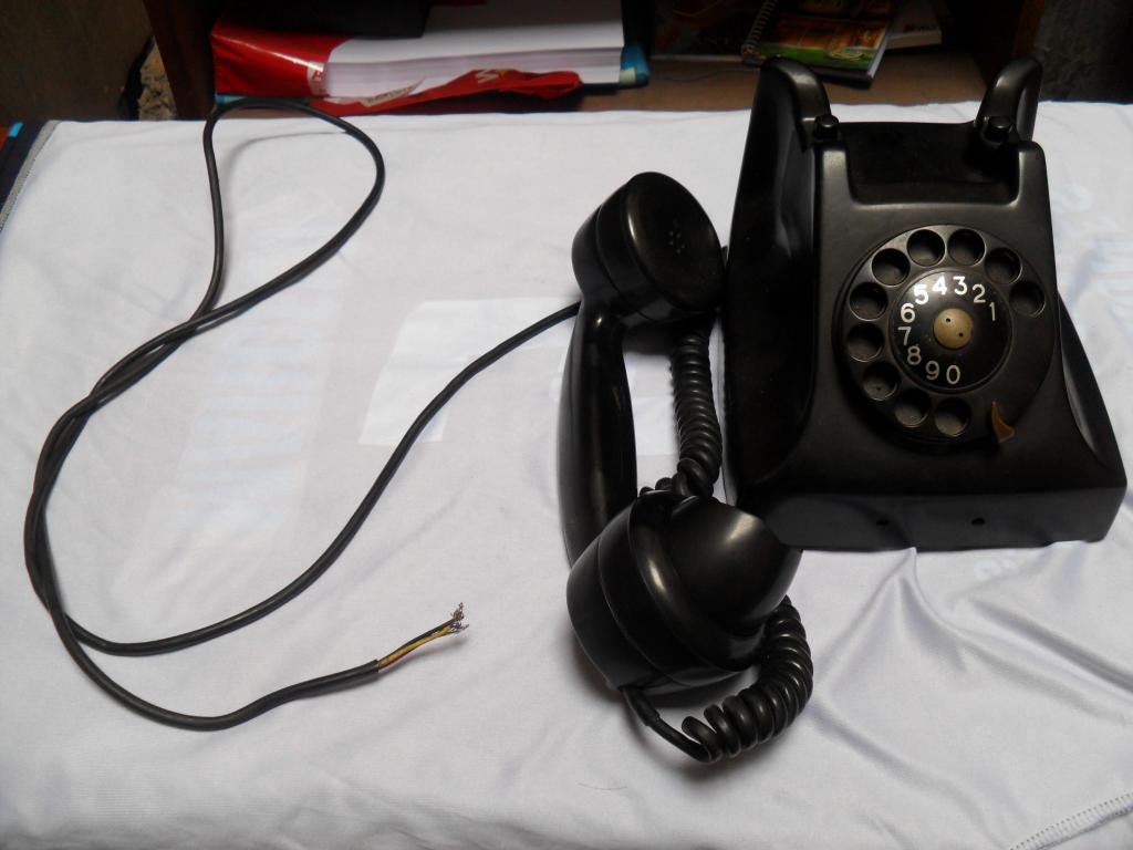 Antiguo teléfono de baquelita