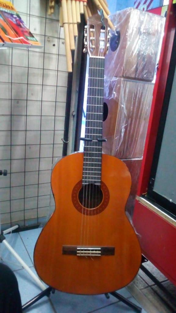 Guitarra Yamaha C