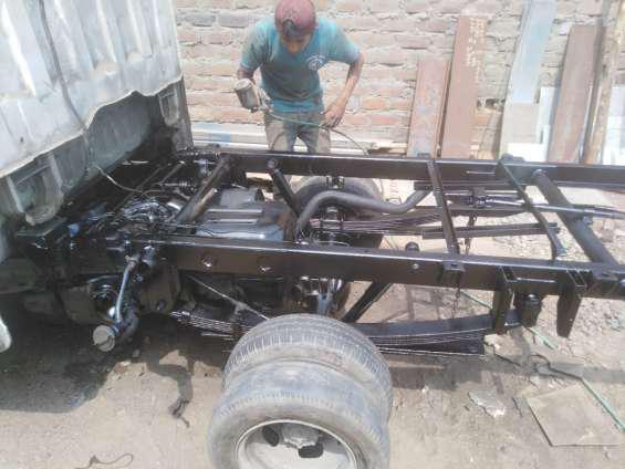 Reparación de chasis roto de un h100 en Lima