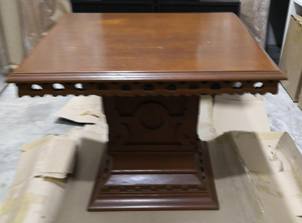 mesa de madera lateral