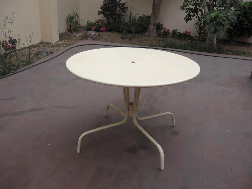 Se vende una mesa redonda metálica con su sombrilla para