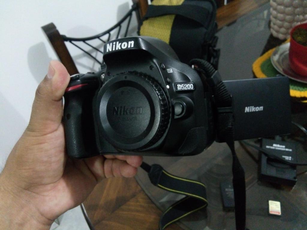 Cuerpo Nikon D con accesorios sin lente