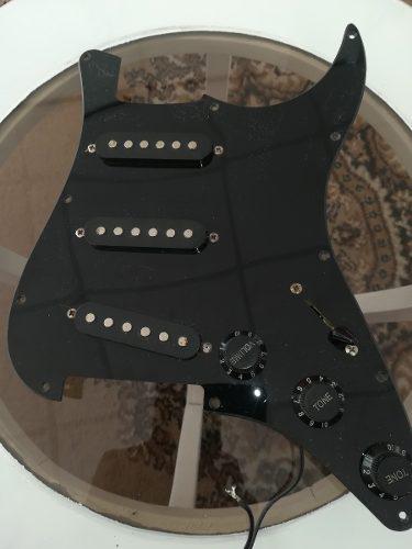 Fender Stratoaster Pickguard Cargadas