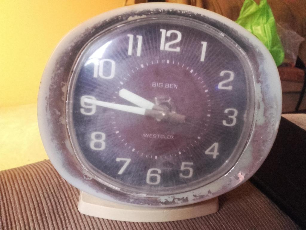reloj despertador antiguo marca Wesclox operativo
