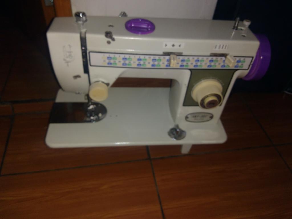 Vendo Máquina de Coser a 220