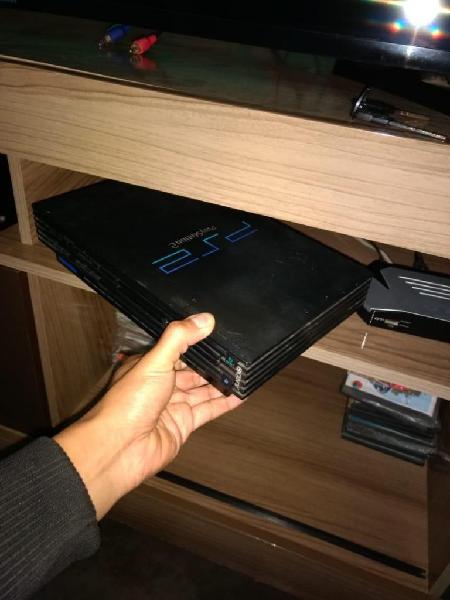 vendo PS2 en buen estado con 2 mandos y accesorios completos