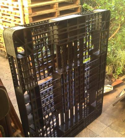 Venta pallets plastico negro en Lima