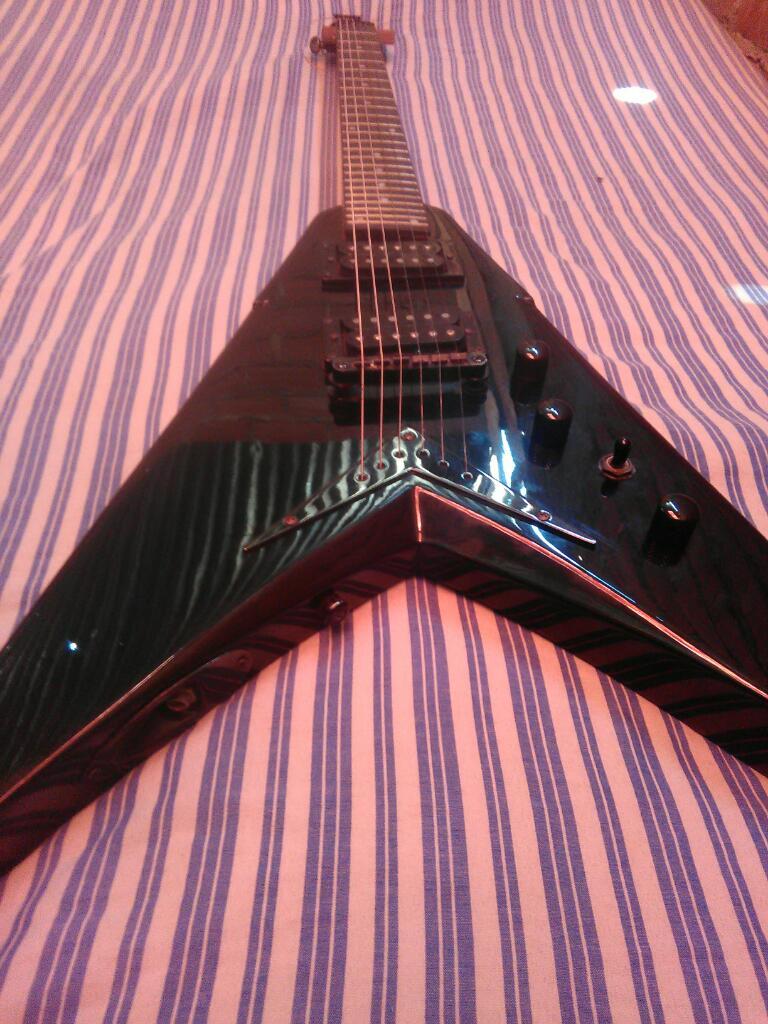 Guitarra Electrica Dean Dave Mustaine V
