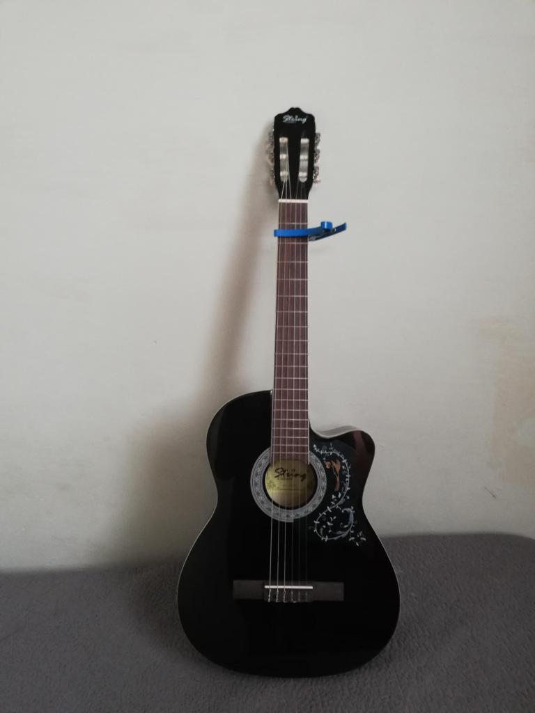 Guitarra String Nueva Estuche Capo