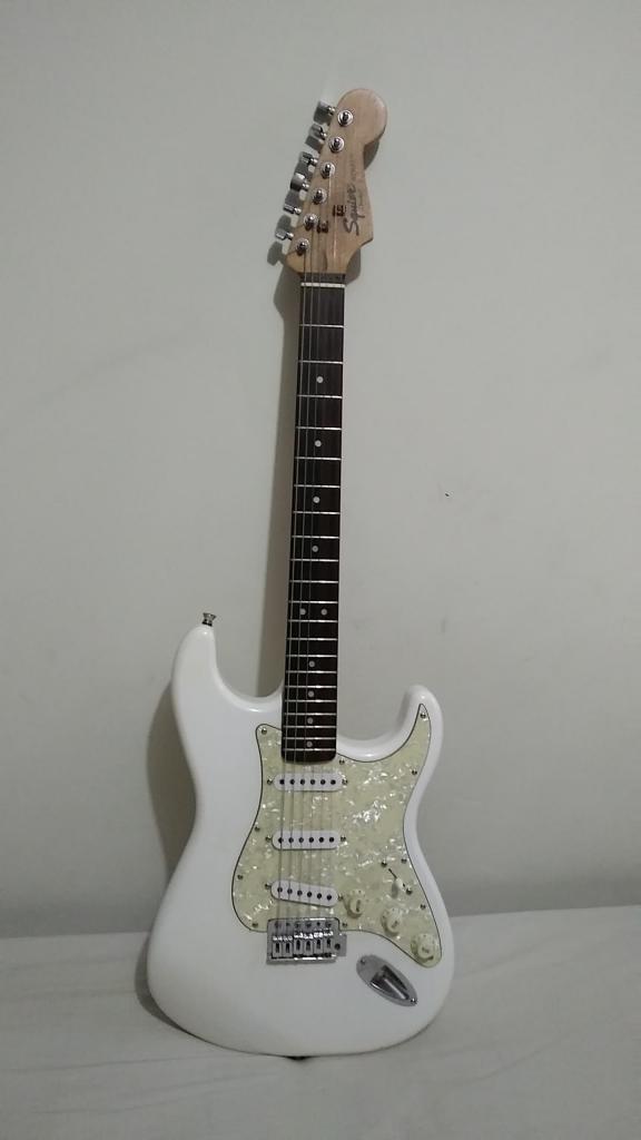 Se vende guitarra Fender Squier Stratocaster
