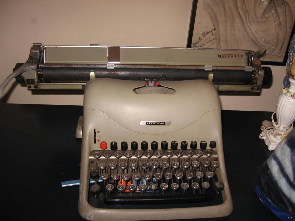 Se vende una maquina plañidera de escribir OLIVETI