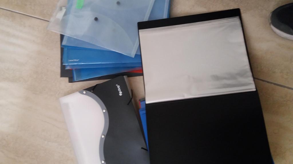 Docena de folders con transparencias y sobres de plasticos