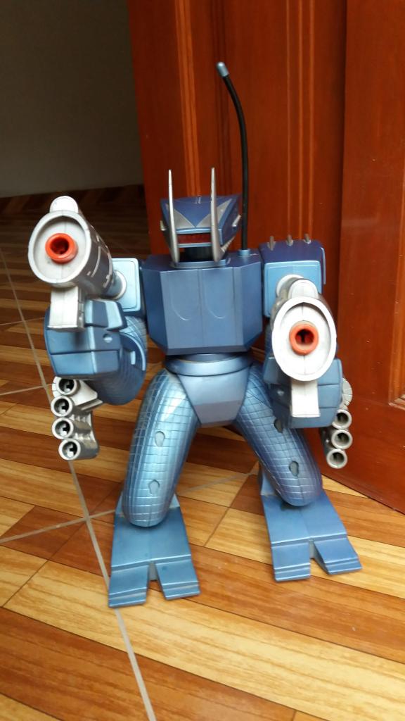 robot fabricado en  MGA bot RC ROBOT con auricular de