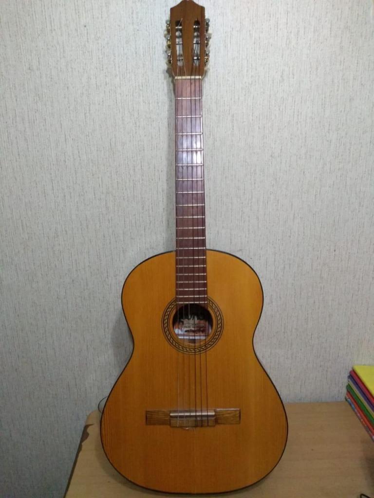 Guitarra Falcón S/.350