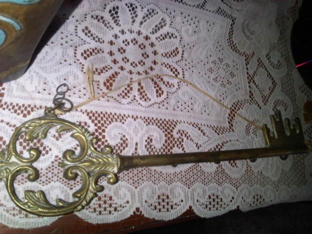 antigua llave de bronce porta llaves en perfecto estao
