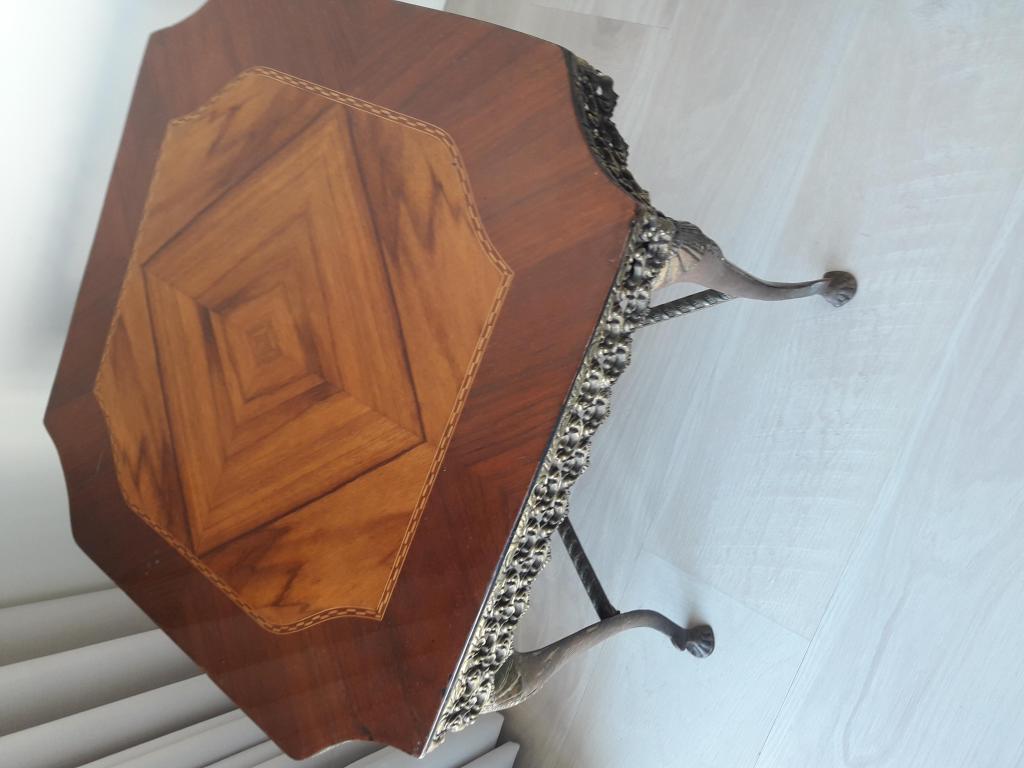 Mesa pequeña Tablero de madera, patas de bronce