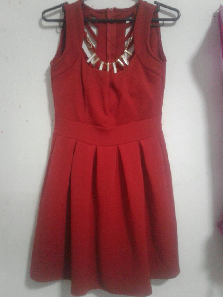 Vestido Rojo con Collar en El Vestido